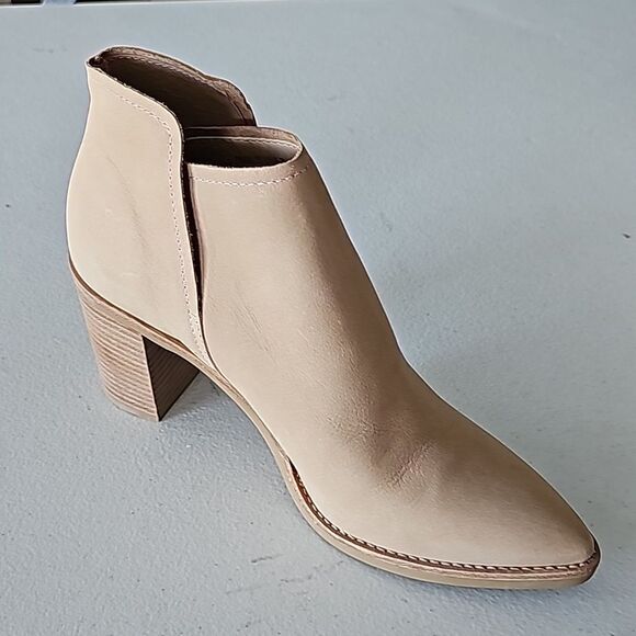 Nearly New in Box Dolce Vita Spade Booties in Dune Nubuck, Size 10 - Picture 2 of 6